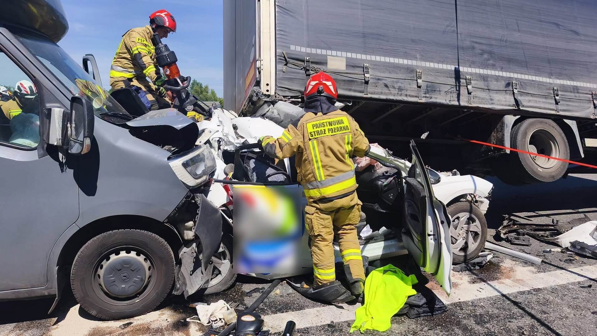 Okropny wypadek na A1. Dostawczak z impetem wepchnął osobówkę pod ciężarówkę, która ją zgniotła