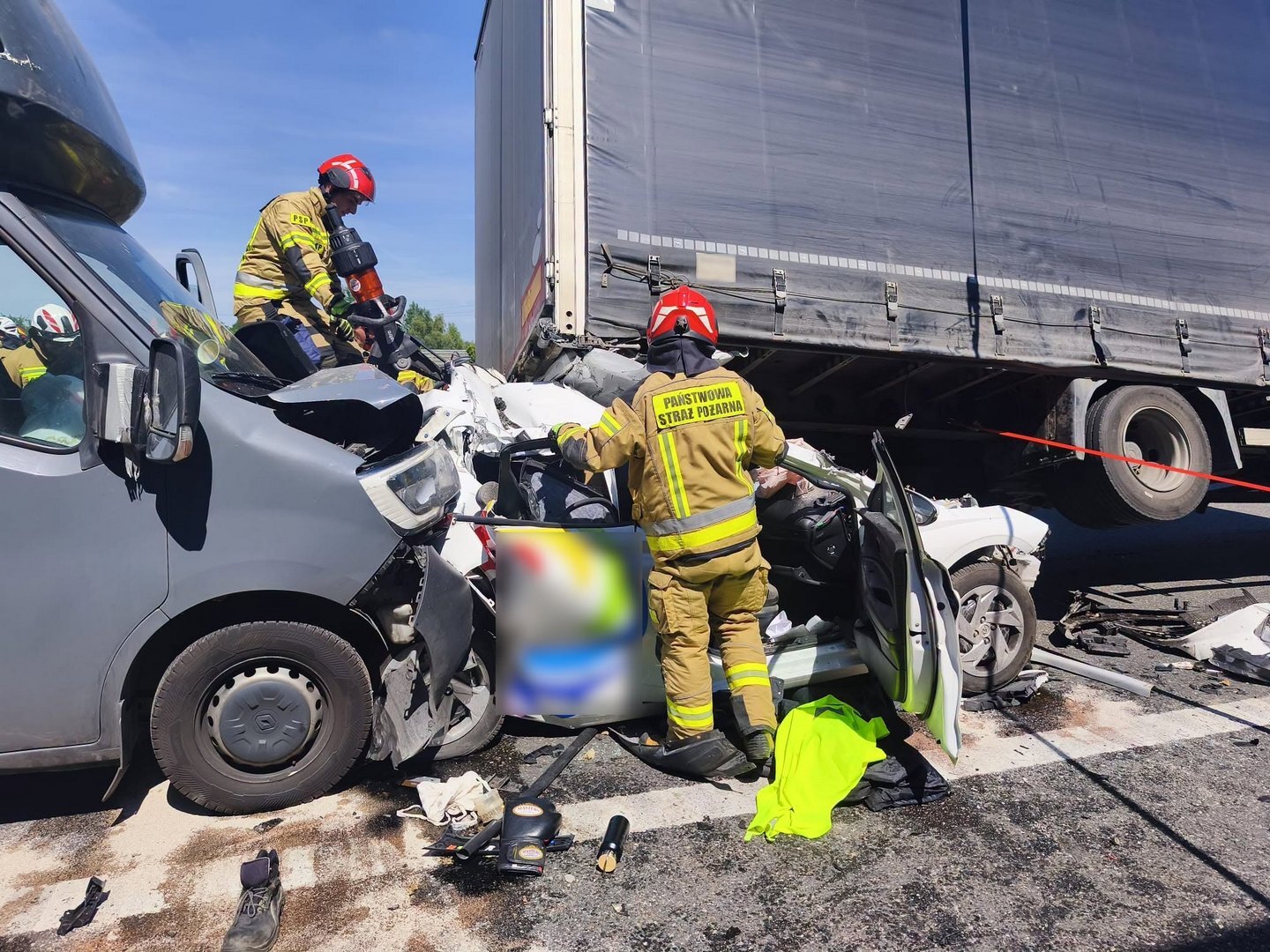 Dobieszowice. Wypadek na autostradzie A1. Dostawczak wepchnął osobówkę pod cieżarówkę. 24 czerwca 2026