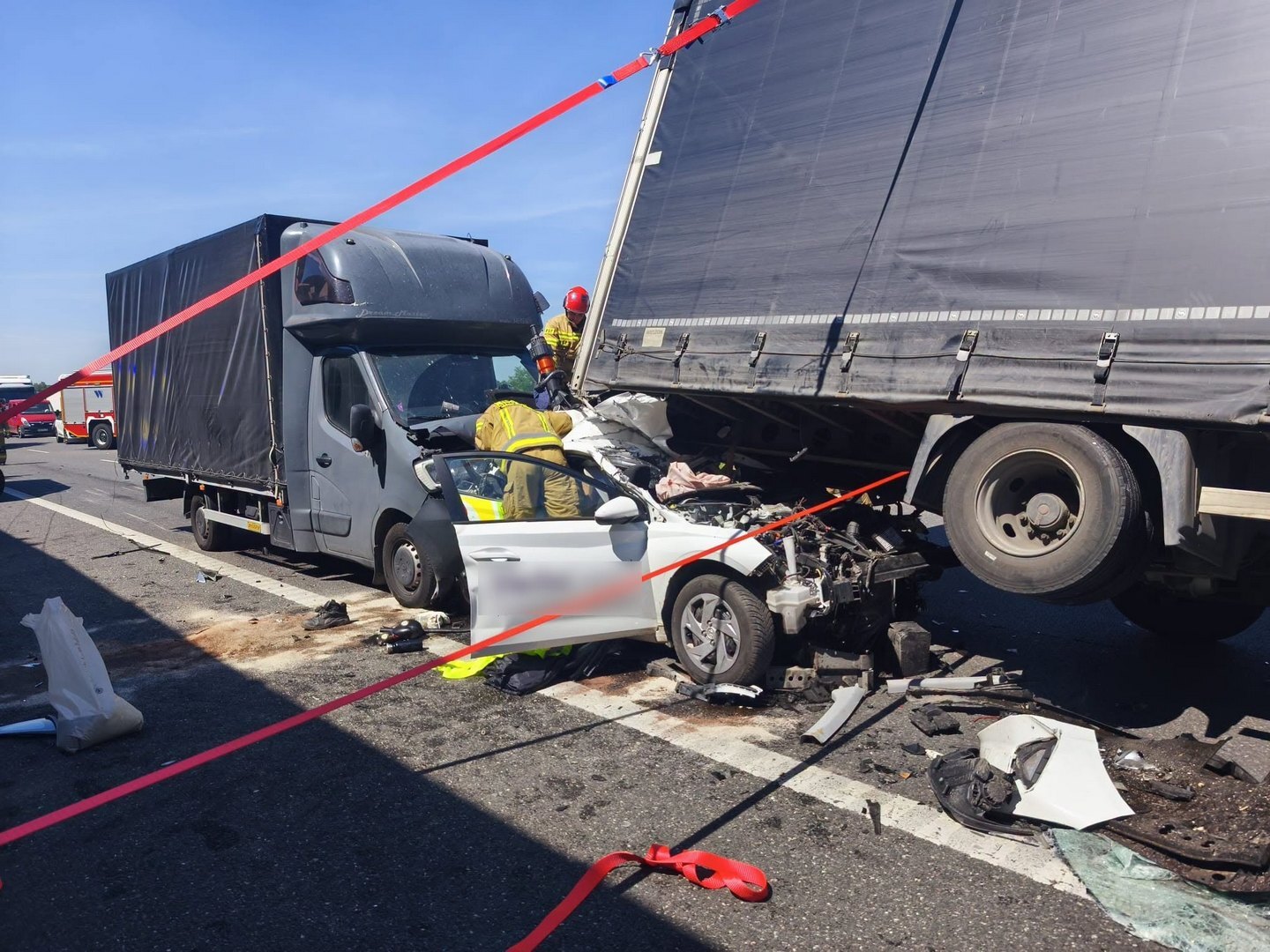 Dobieszowice. Wypadek na autostradzie A1. Dostawczak wepchnął osobówkę pod cieżarówkę. 24 czerwca 2026