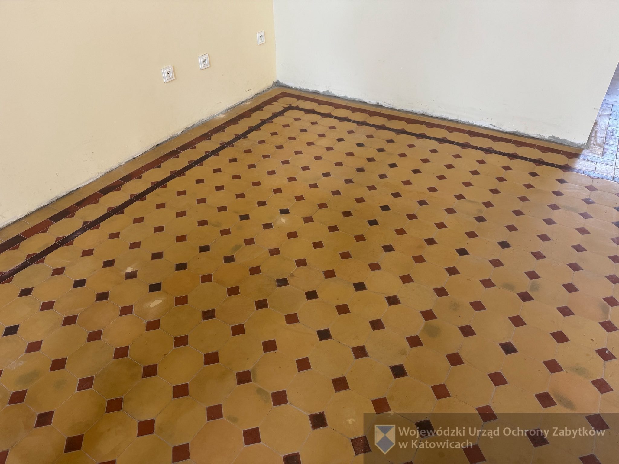 Konserwacja posadzki w holu