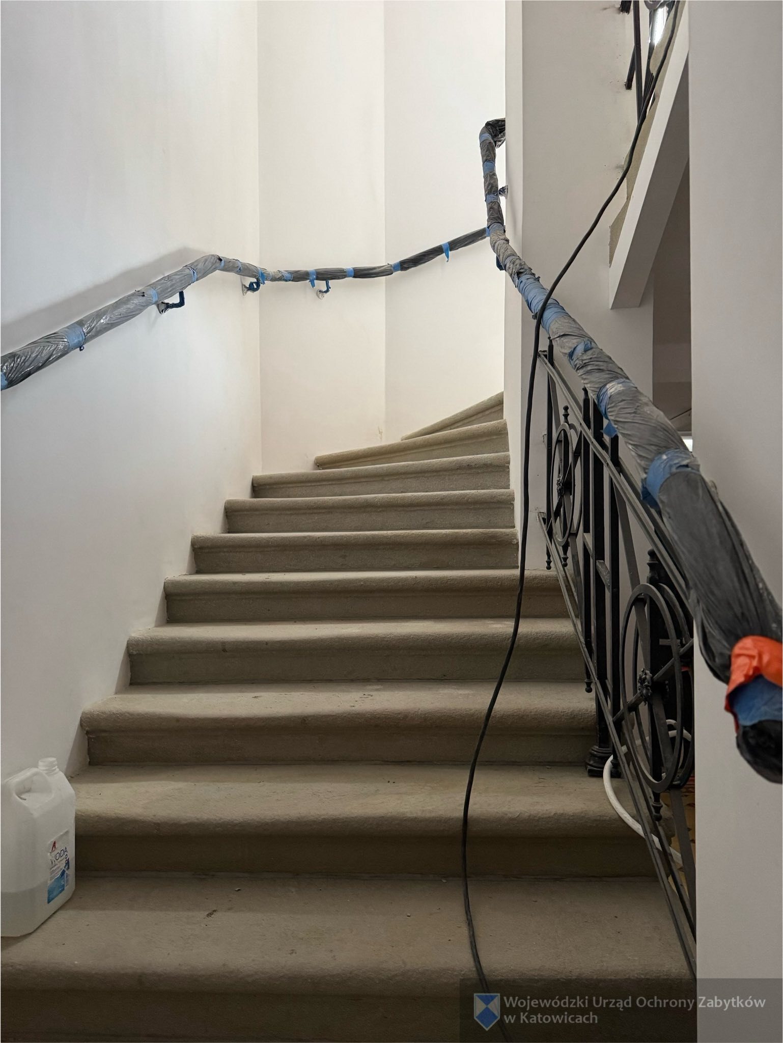 Konserwacja kamiennych schodów, Dworzec w trakcie trwania prac w 2025 r.