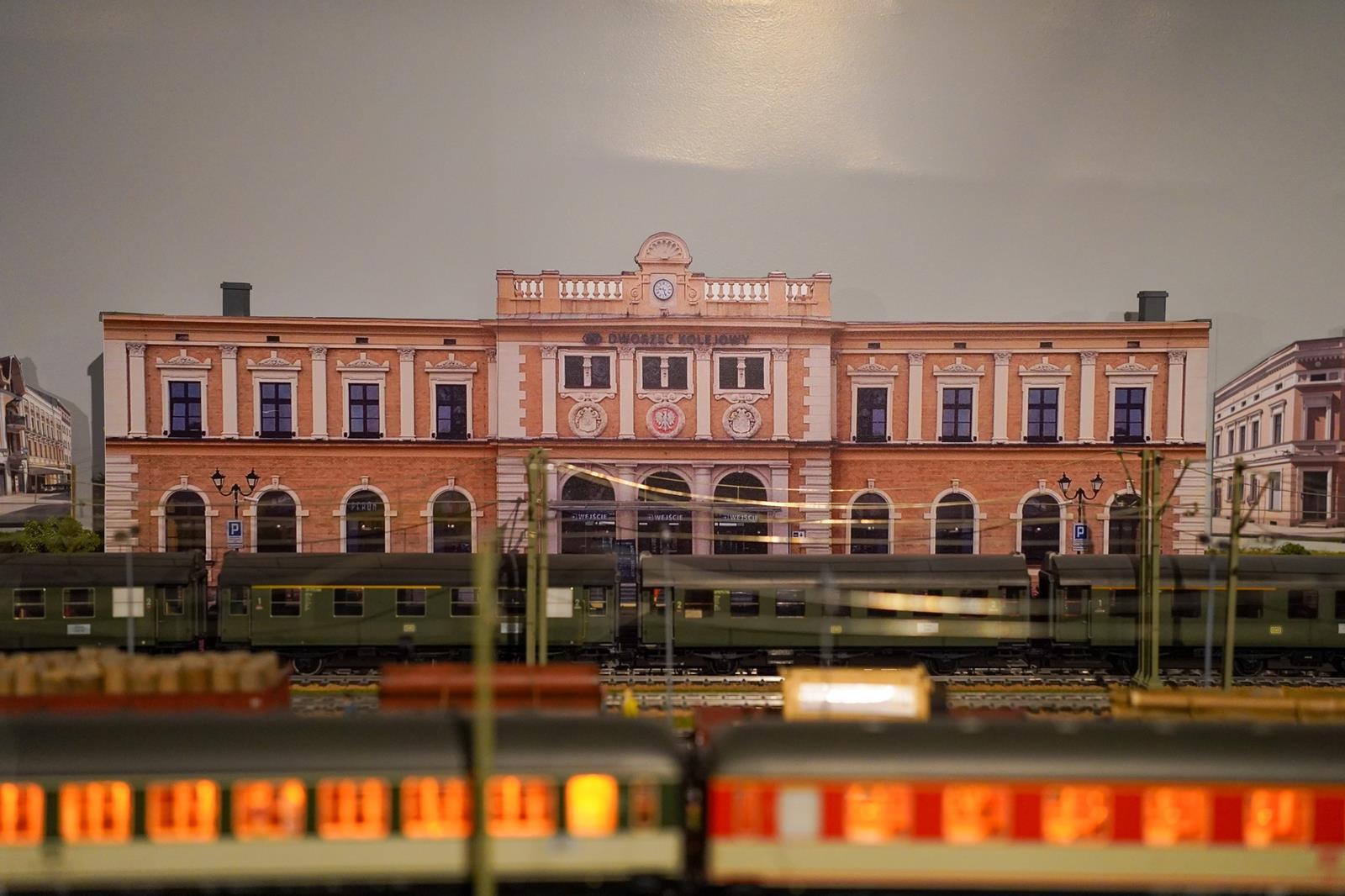 Nowe życie starych dworców kolejowych. przez cały czas (w większości) obsługują podróżnych, ale pełnią też inne funkcje