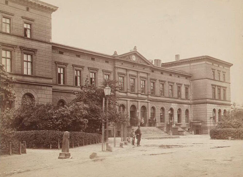 Dyrekcja Kolei w 1872 roku. Budynek istnieje, ale został podwyższony.