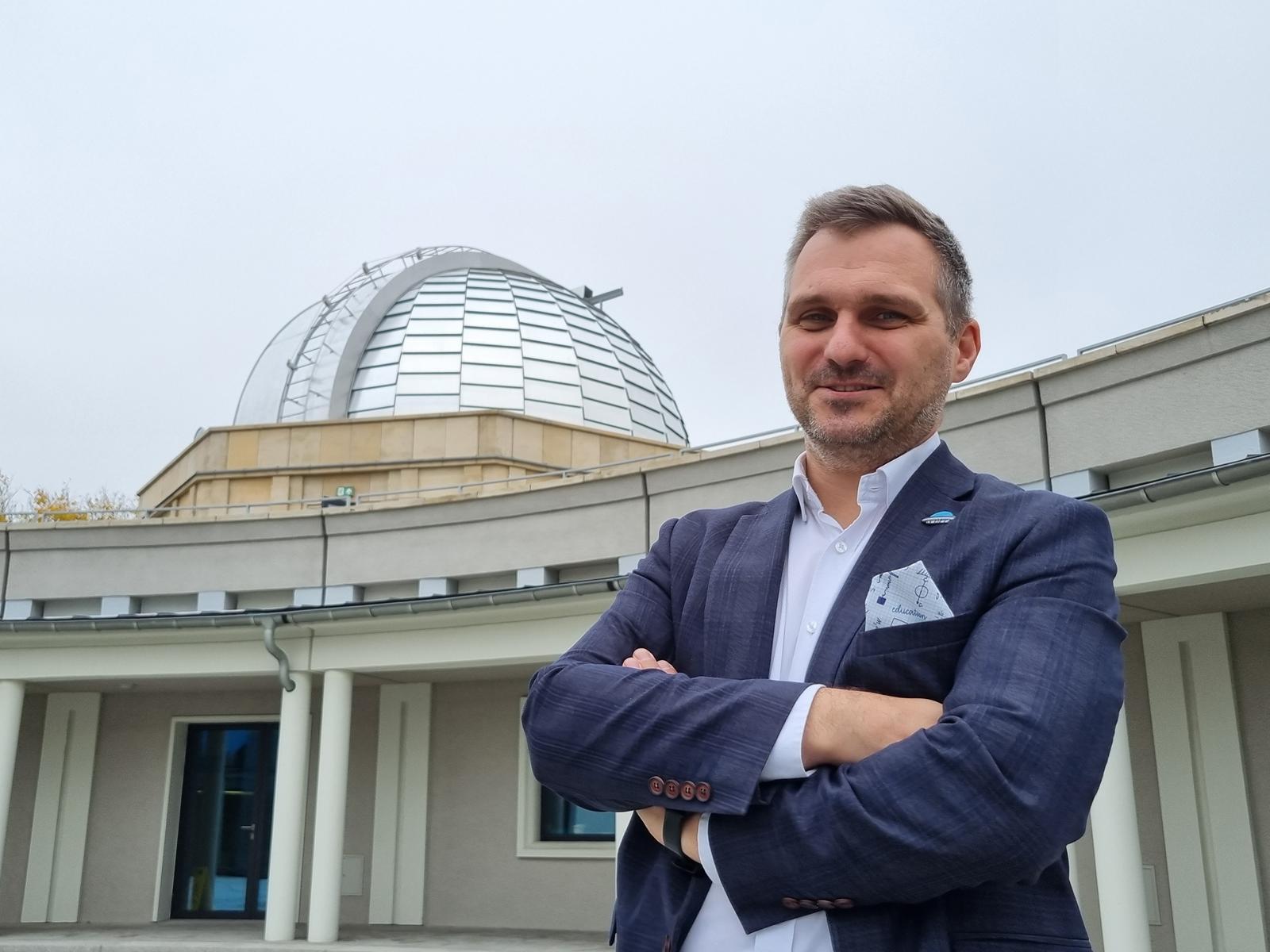 Dyrektor Planetarium Slaskiego Damian Jableka 3