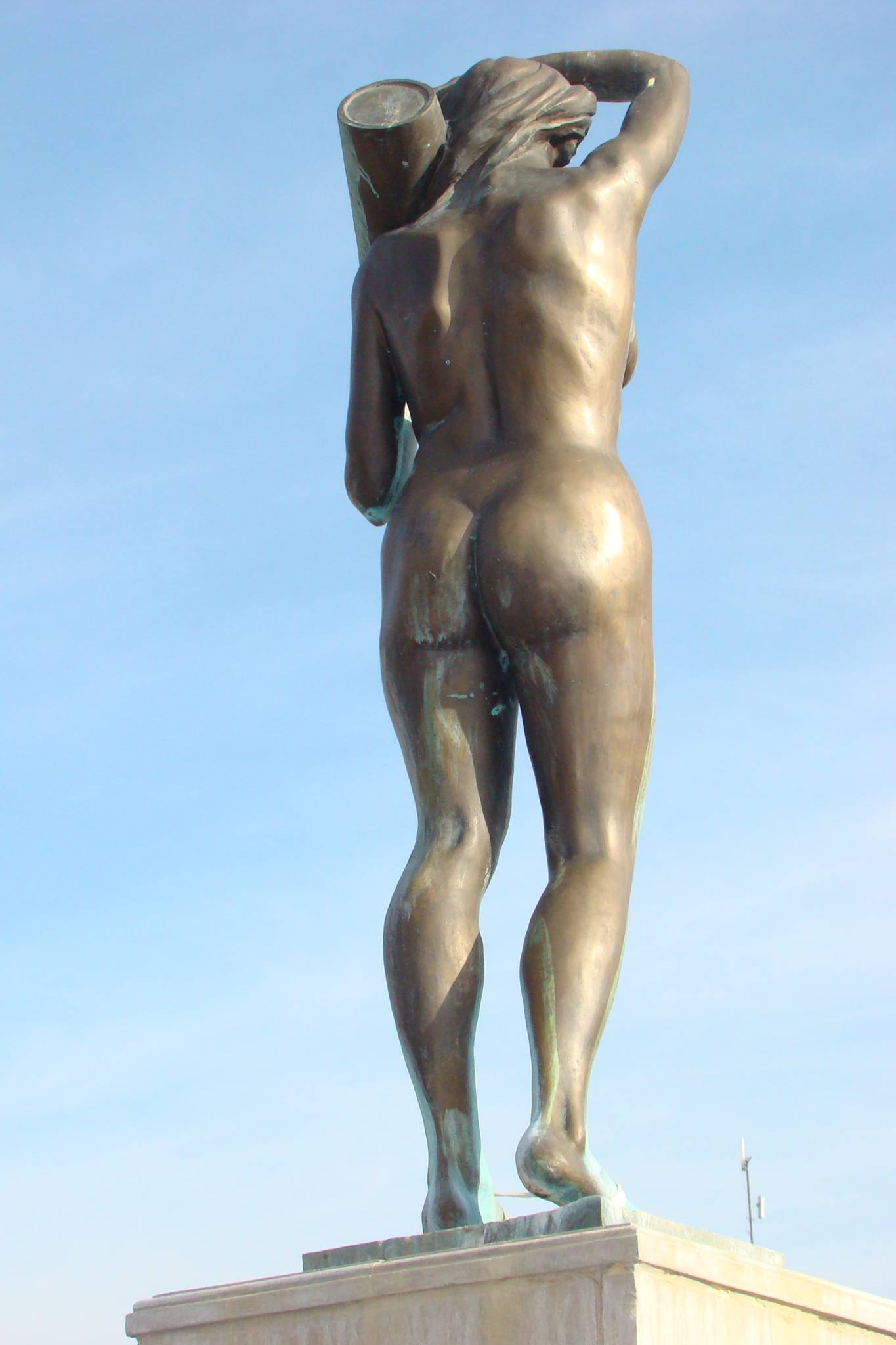 Dziewczyna z Dzbanem w Debrznie na Pomorzu