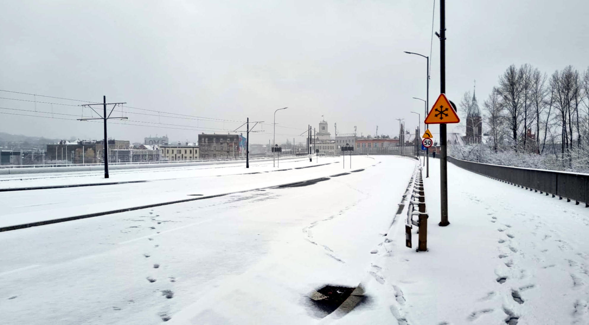 Zaśnieżona estakada w Chorzowie 25 listopada 2025