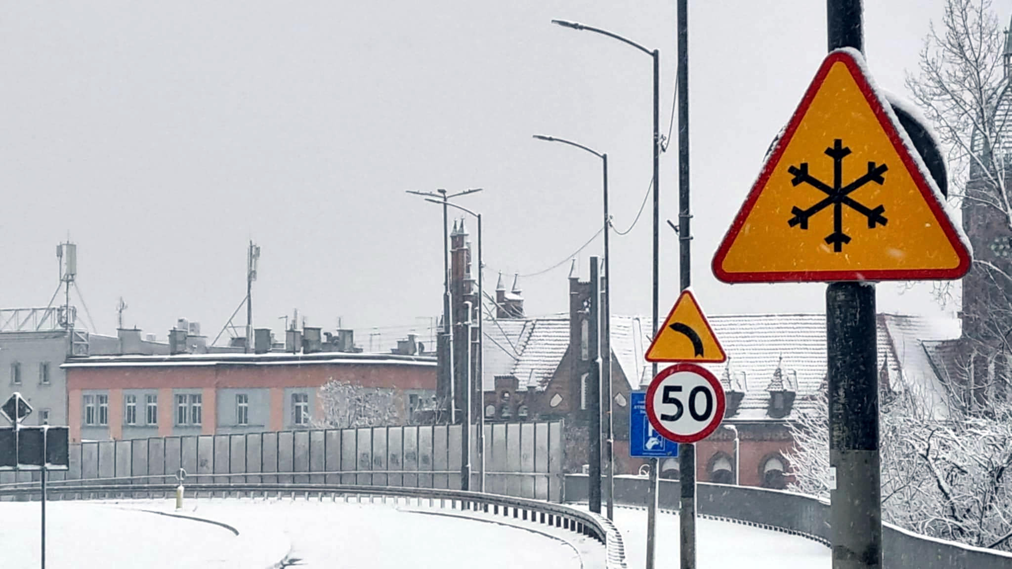 Zaśnieżona estakada w Chorzowie 25 listopada 2025