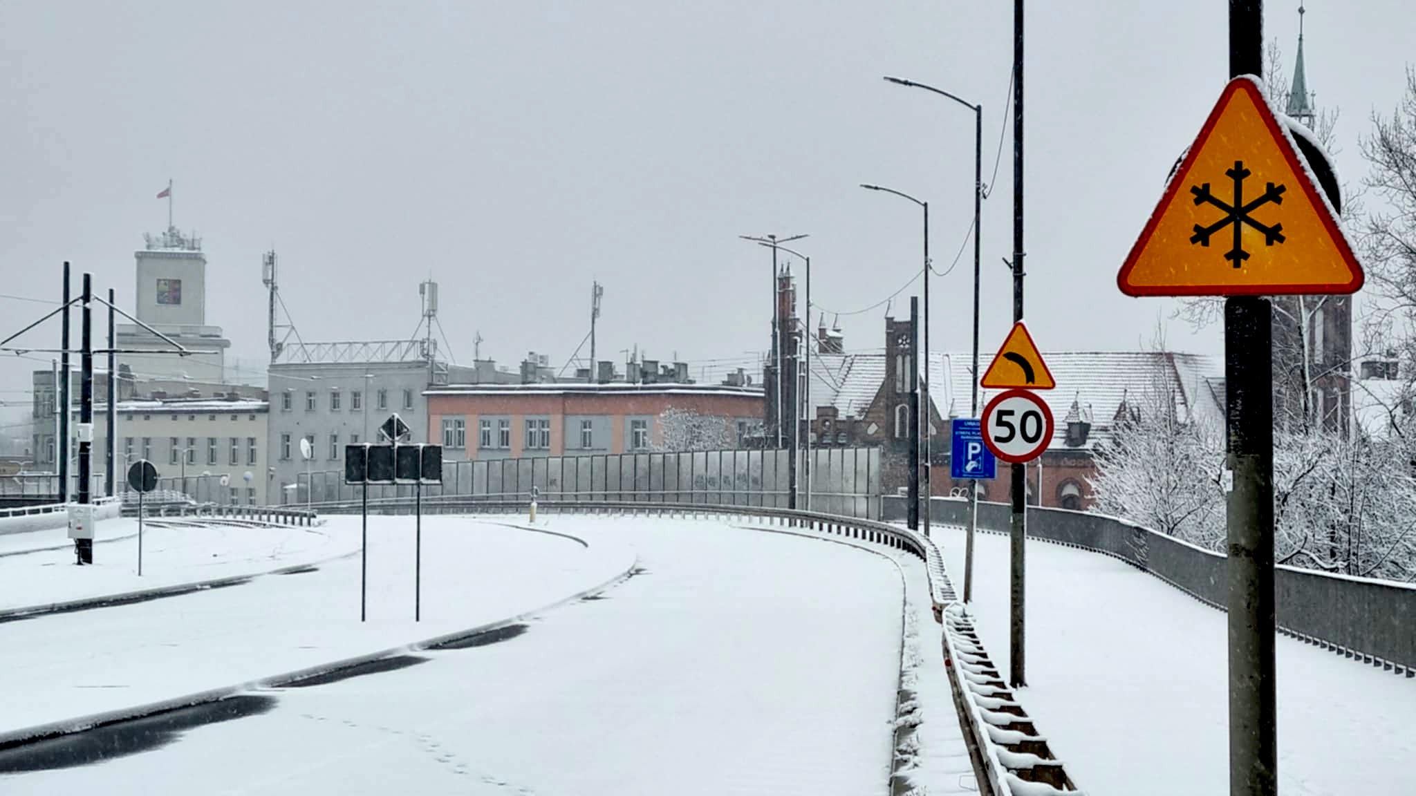 Zaśnieżona estakada w Chorzowie 25 listopada 2025