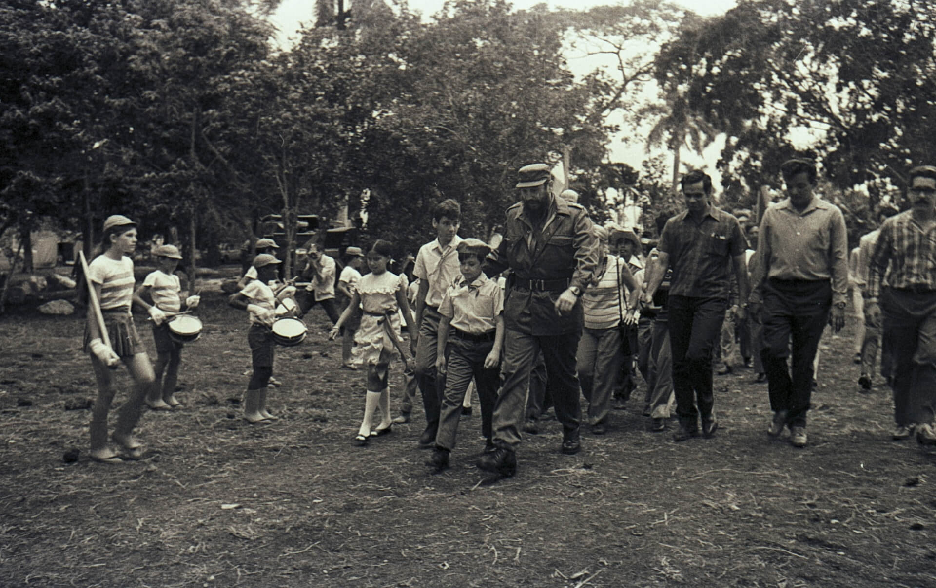 Fidel Castro z pionierami w Parque Lenin. rok 1974