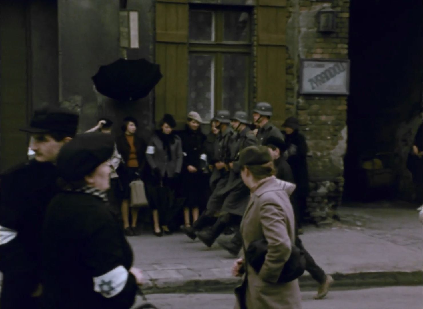 Kręcenie filmu „Mur” („The Wall”, 1982) na ulicach Sosnowca-Konstantynowa (ulica Wincentego Pstrowskiego, obecnie Stanisława Staszica). Rok 1980