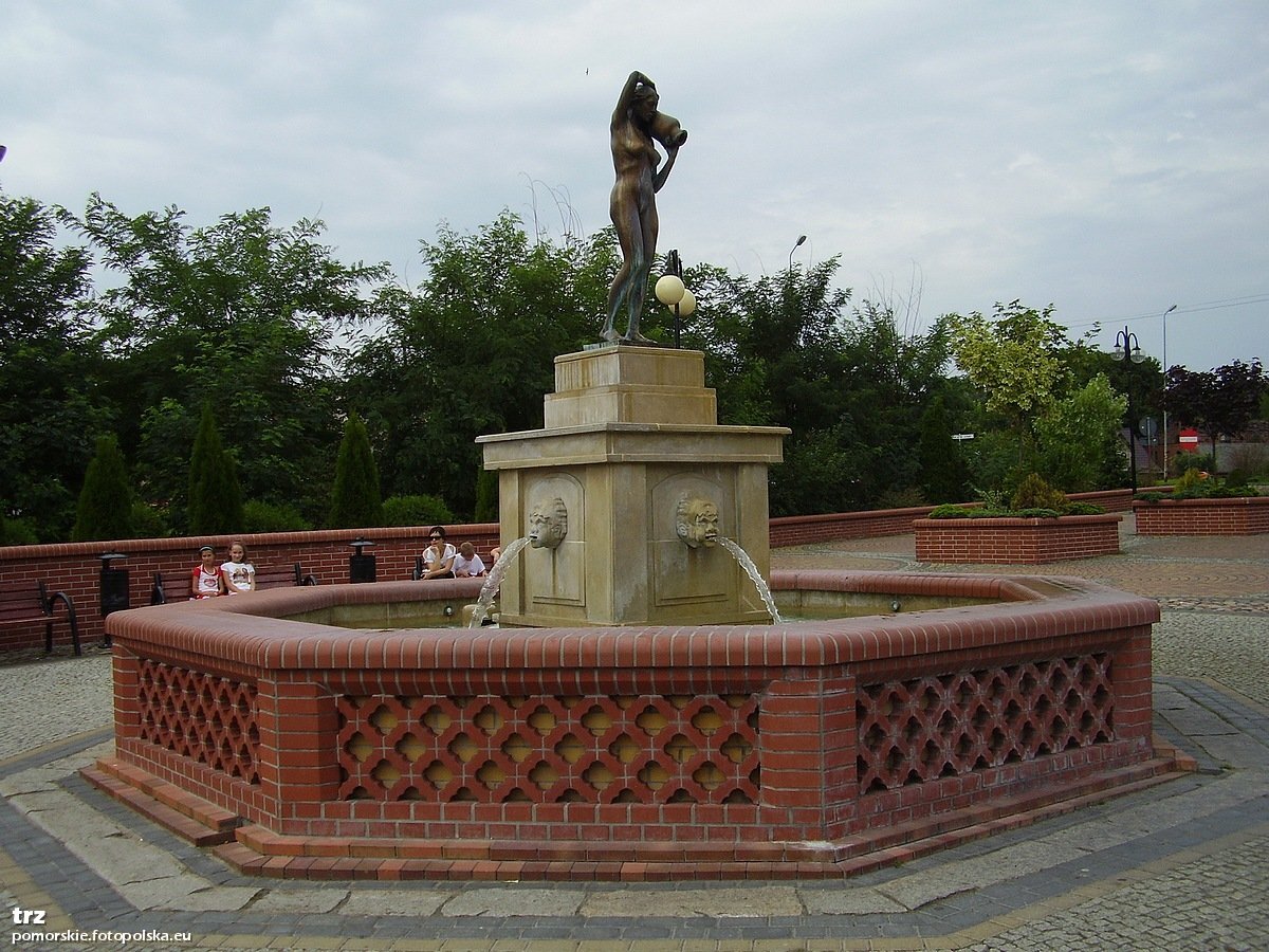 Fontanna na rynku w Debrznie. Ta figura wygląda znajomo, prawda?