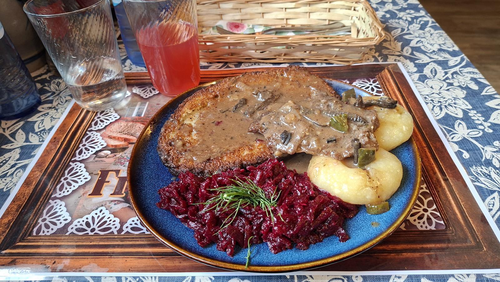 Bitki z kluskami śląskimi, plackiem ziemniaczanym i buraczkami. Danie z menu Magdy Gessler