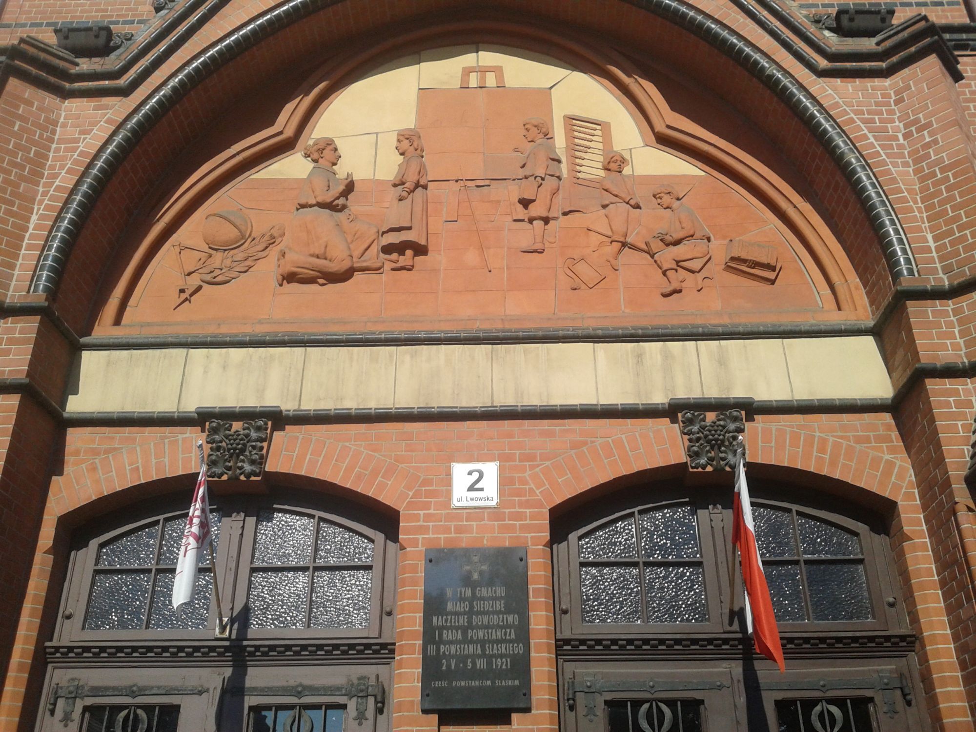 Fronton z niewidoczną sentencją Erst schaff dein Sach