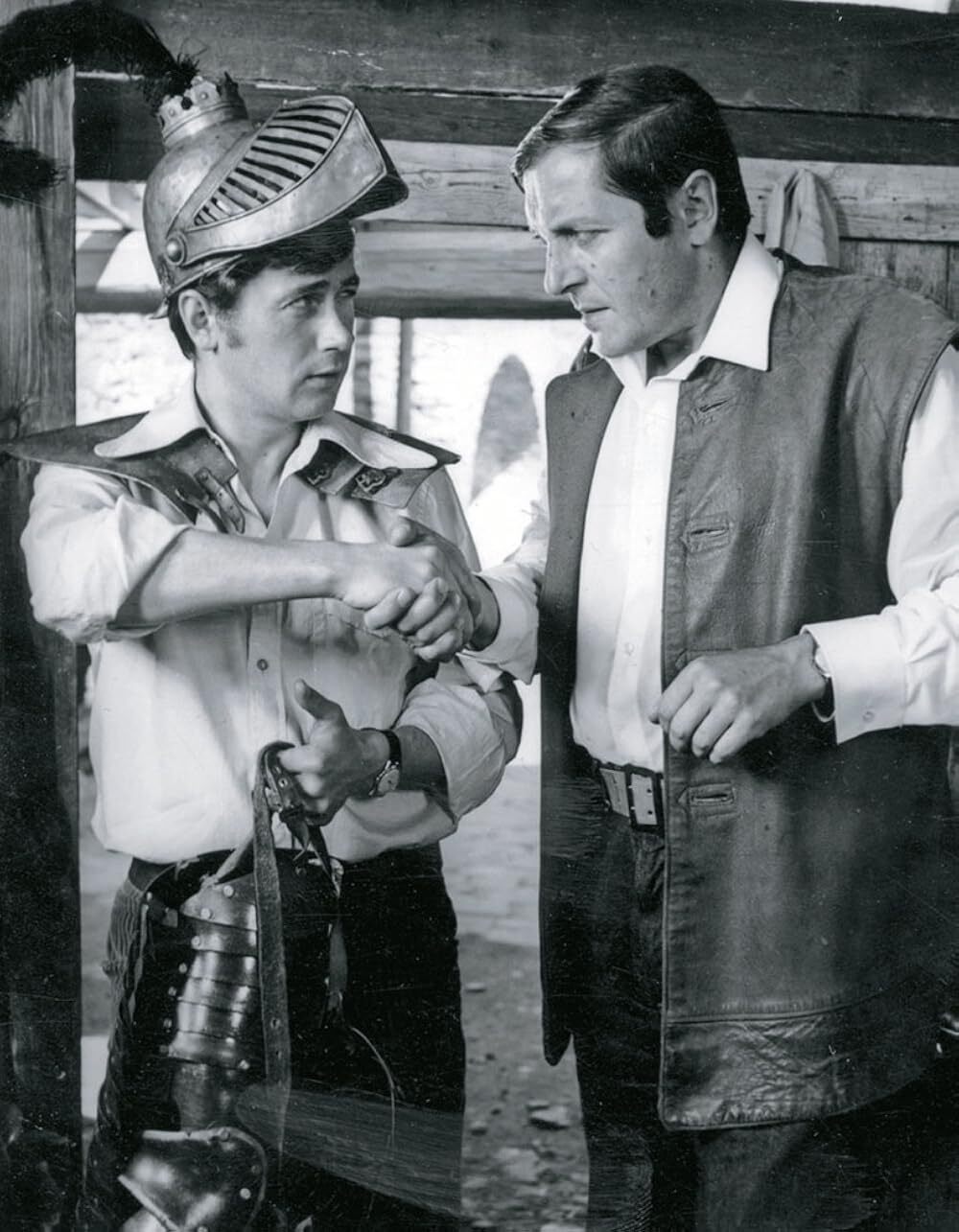 Janusz Gajos i Zdzisław Maklakiewicz na planie filmu „Wakacje z duchami”. Rok 1970.