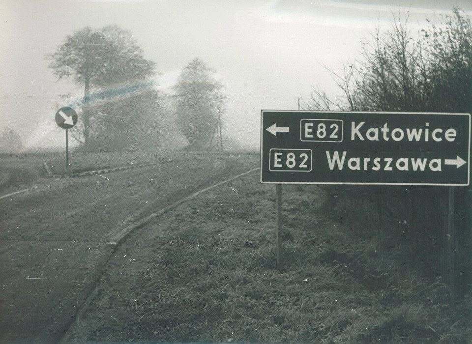 „Gierkówka”. Drogowskaz: Warszawa i Katowice