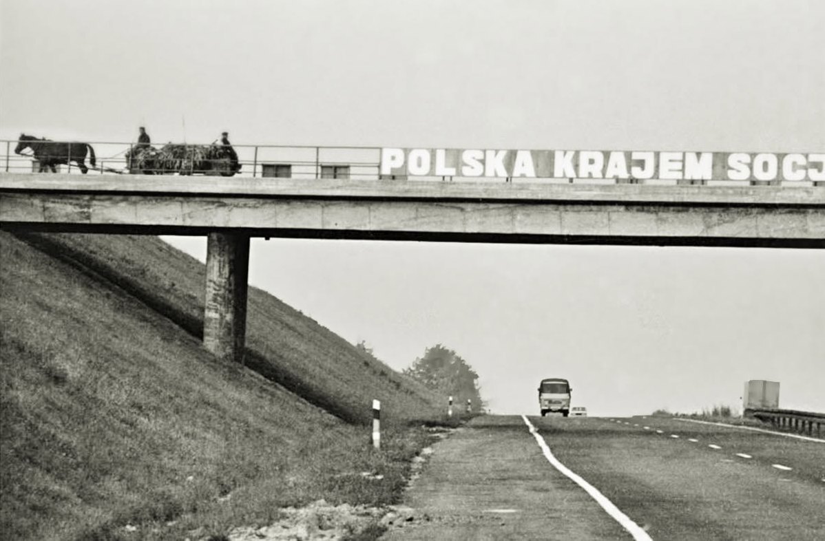 „Gierkówka”. Wiadukt z hasłem socjalistycznym