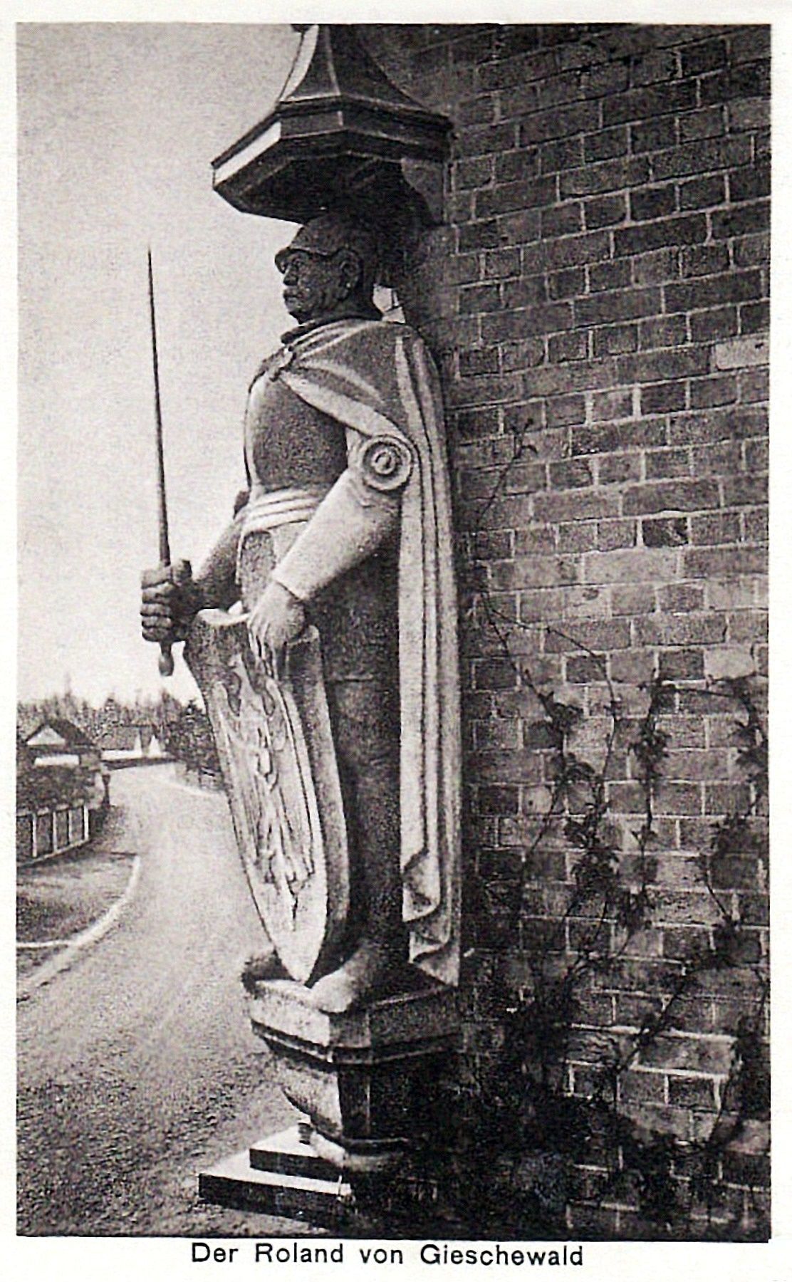 Rzeźba Rolanda z Giszowca z twarzą Bismarcka. Fotopolska.eu