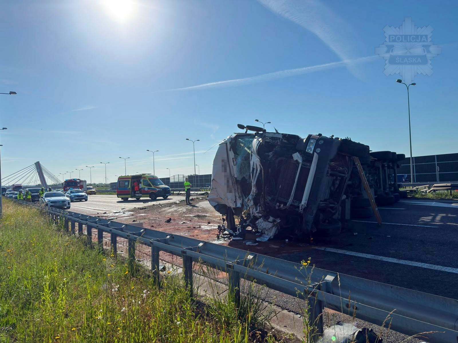 Gliwice-Sośnica. Zdarzenie na autostradzie A4. Przewrócona ciężarówka i zablokowana droga. 8 czerwca 2026