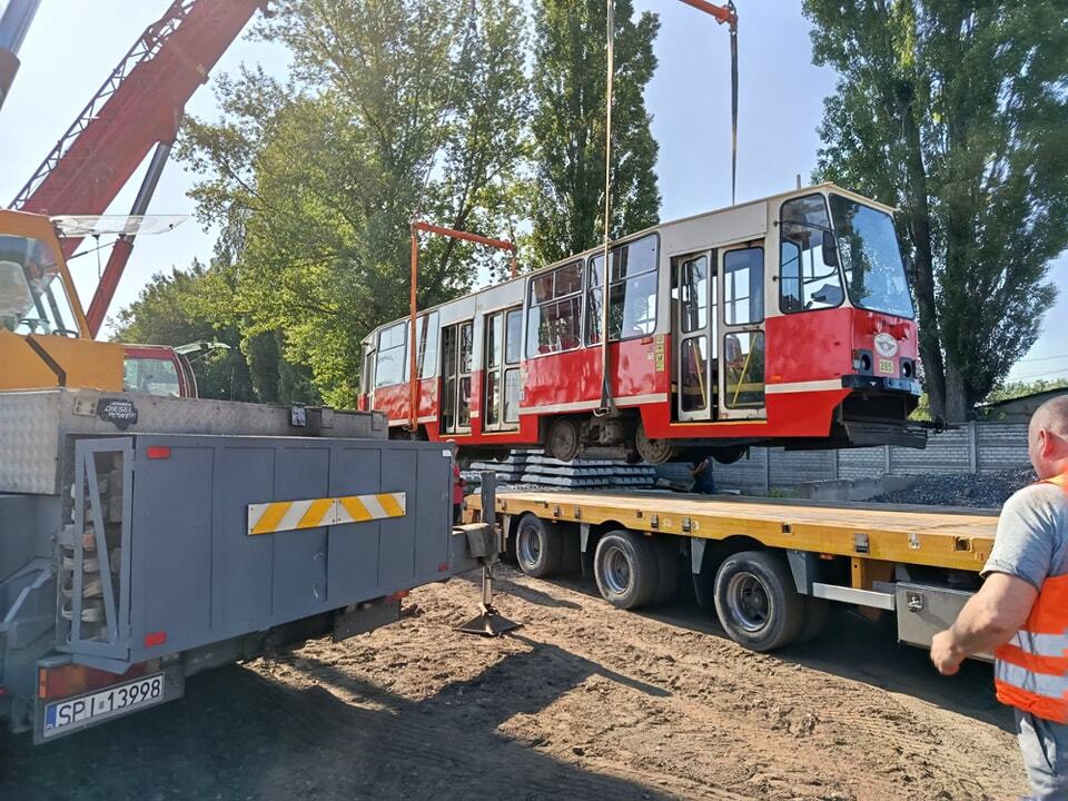 Gliwice – zajezdnia tramwajowa. Transport wagonu Konstal 105Na dla Muzeum Historii Polski Ludowej w Rudzie Śląskiej. 13 czerwca 2025.