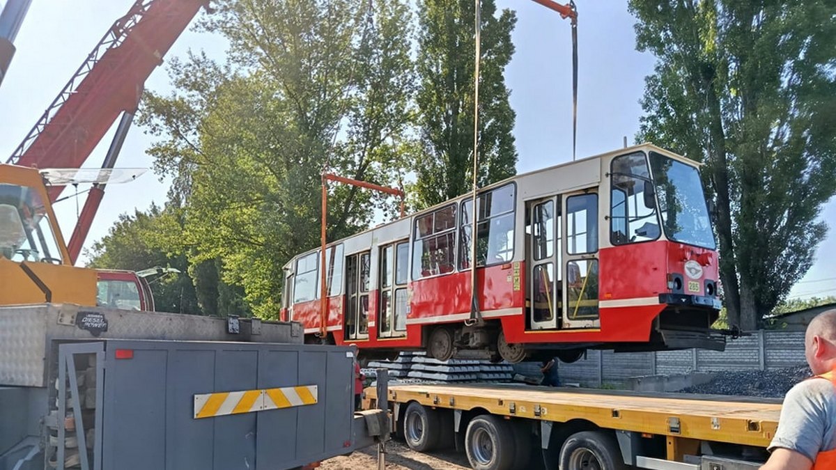 Gliwice – zajezdnia tramwajowa. Transport wagonu Konstal 105Na dla Muzeum Historii Polski Ludowej w Rudzie Śląskiej. 13 czerwca 2025.