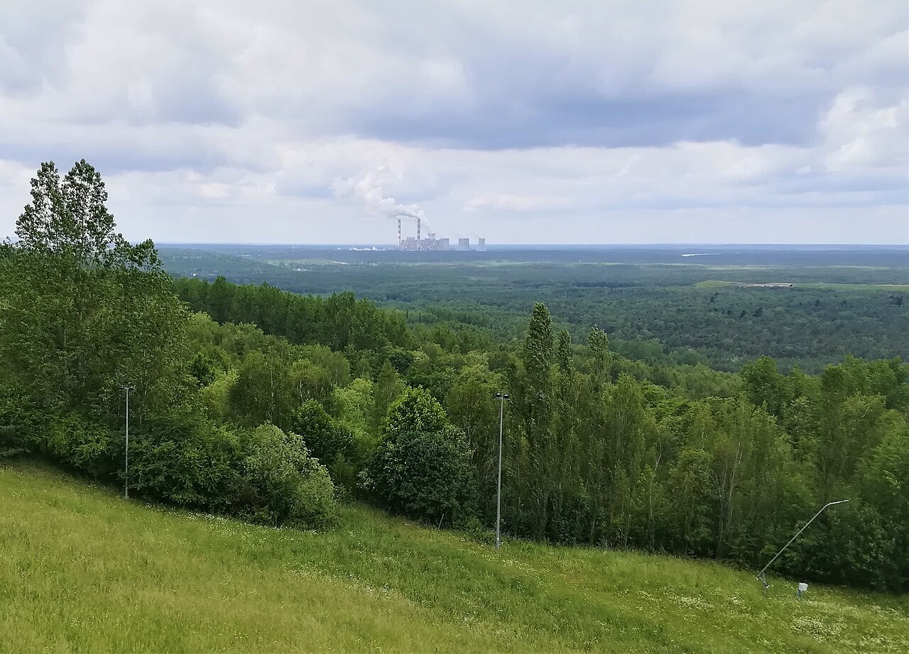 Widok z Góry Kamieńsk, w oddali EC Belchatow