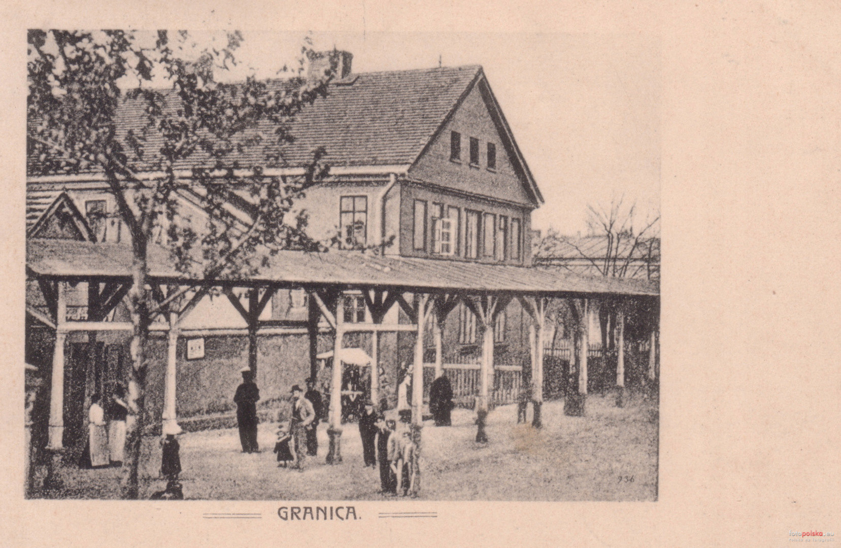 Granica (obecnie Sosnowiec, Maczki). Hotel (obecnie ulica Krakowska 13) i zadaszone przejście pomiędzy dworcami kolei Warszawsko-Wiedeńskiej i Iwanogrodzko-Dąbrowskiej. Rok 1906.