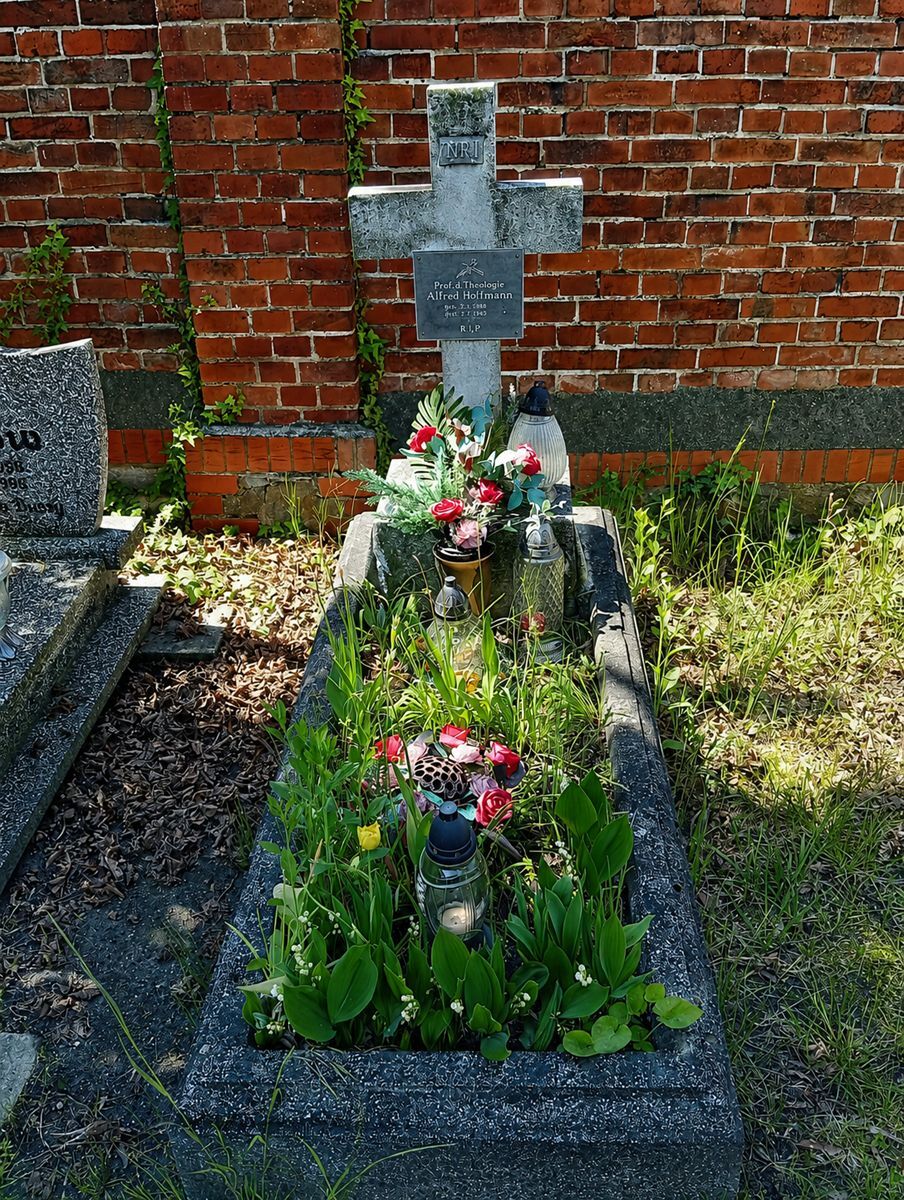Grób księdza Alfreda Hoffmanna na cmentarzu w Grodkowie