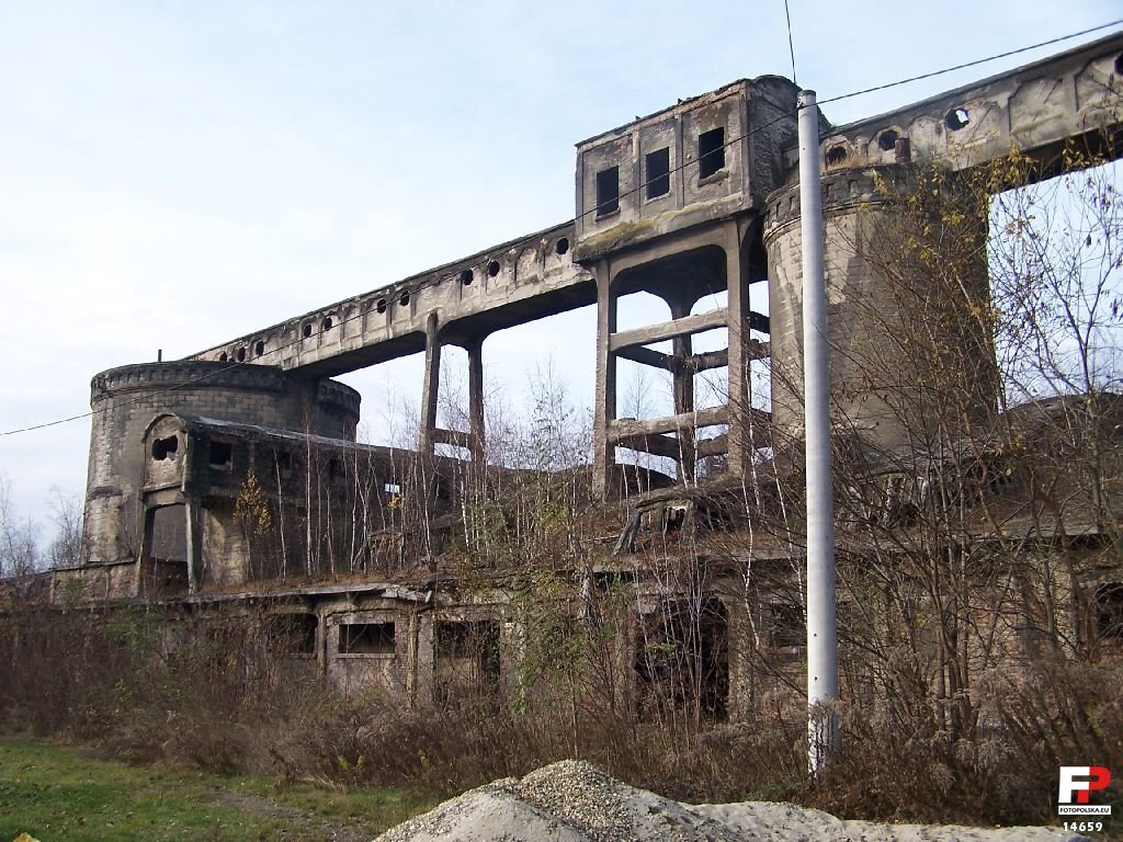 Cementownia Grodziec. Ruiny. Rok 2009.