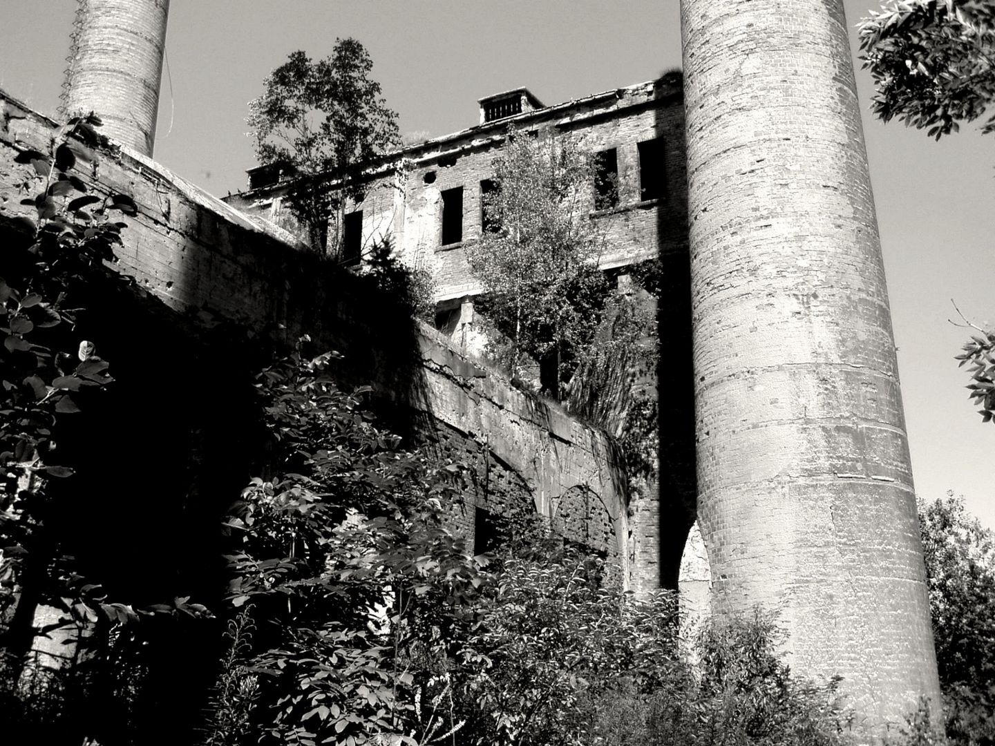 Cementownia Grodziec. Ruiny. Rok 2007.