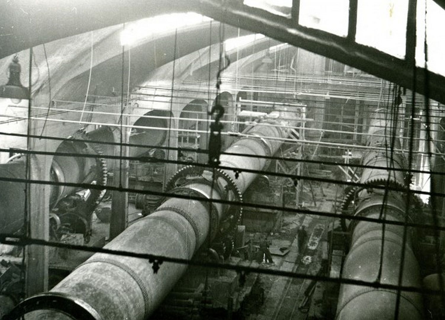 Cementownia Grodziec. Hala pieców obrotowych. Rok 1957.