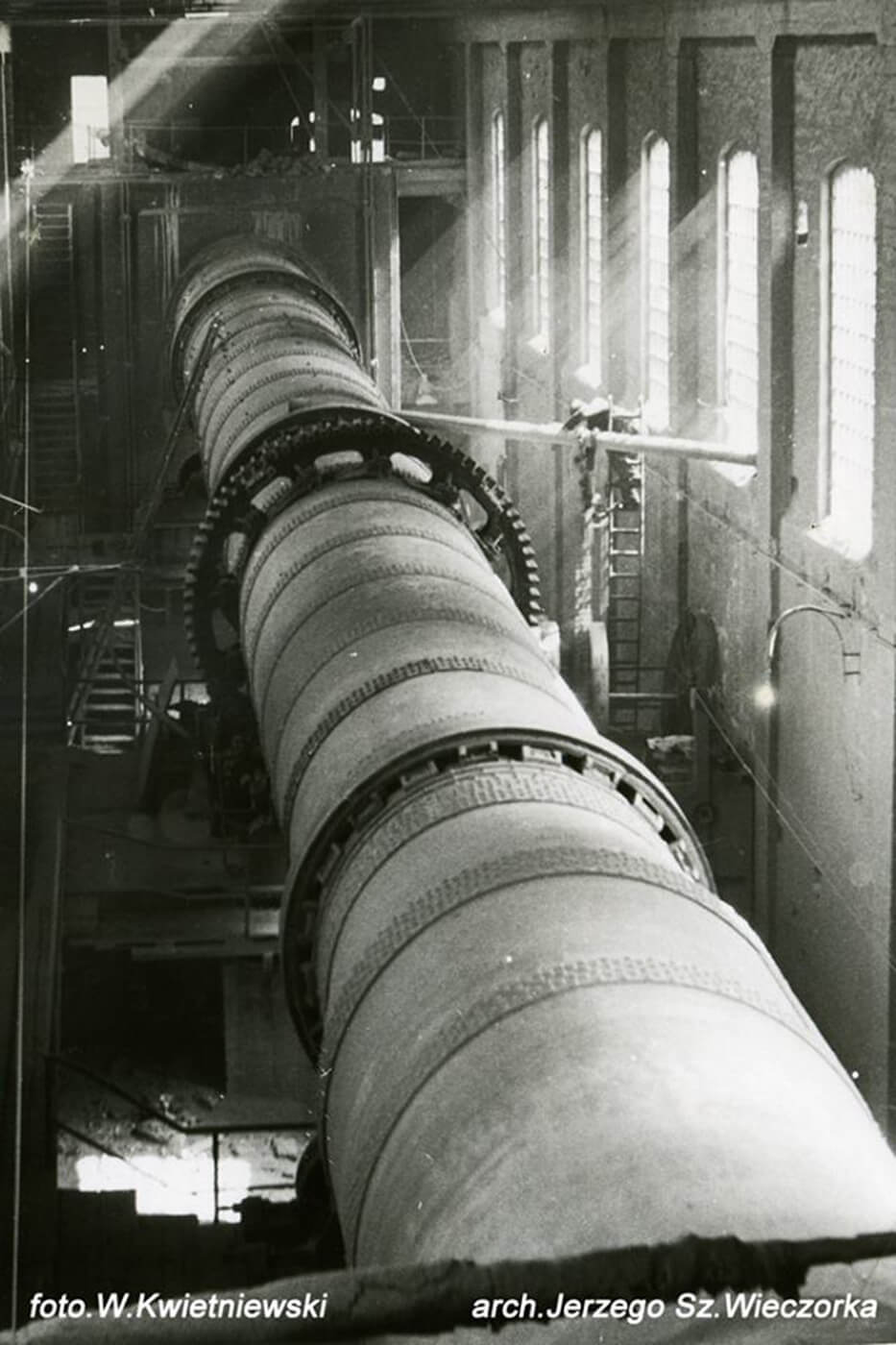 Cementownia Grodziec. Piec obrotowy nr 1 w czasie remontu. Rok 1957.