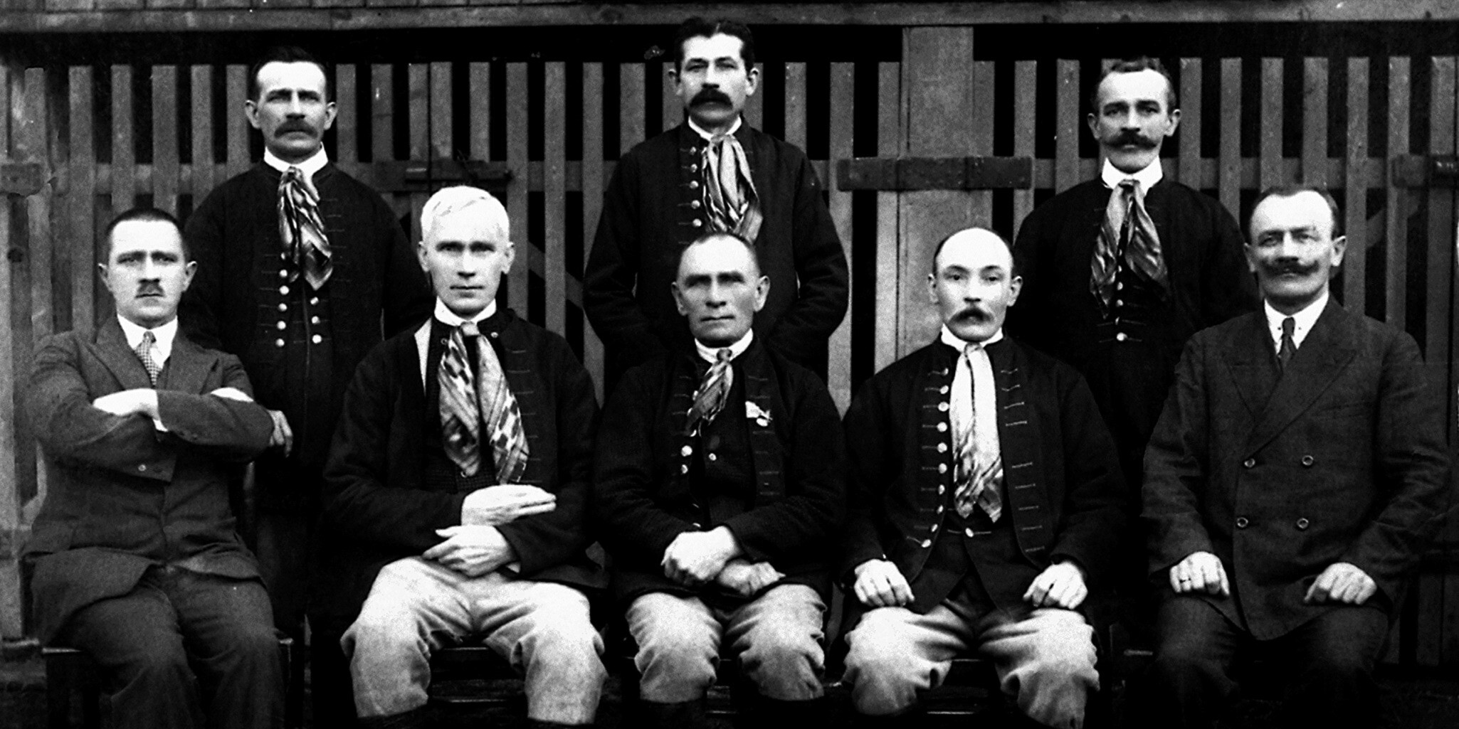 Zarząd grodzieckiego Kółka Rolniczego. 1927 r. (Zdjęcie ze zbiorów Z. Małka. Repr. Jerzy Sz. Wieczorek)