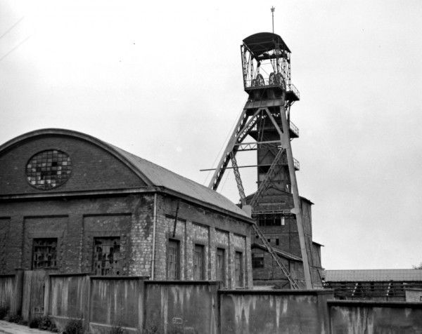 Kopalnia Węgla Kamiennego „Grodziec” w Grodźcu. Szyb „Zygmunt” i budynek maszyny wyciągowej dawnej kopalni „Maryja”. Rok 1973.