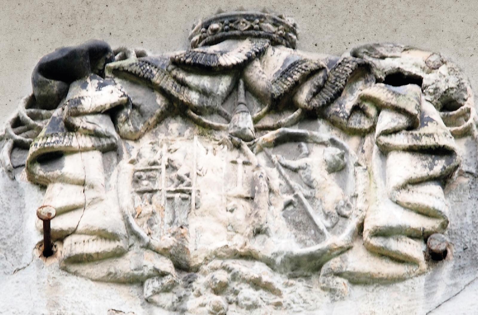 Herb Henckel von Donnersmarcków i Kaszonyi z fasady pałacu w Nakle Śląskim, fot. Renata Głuszek