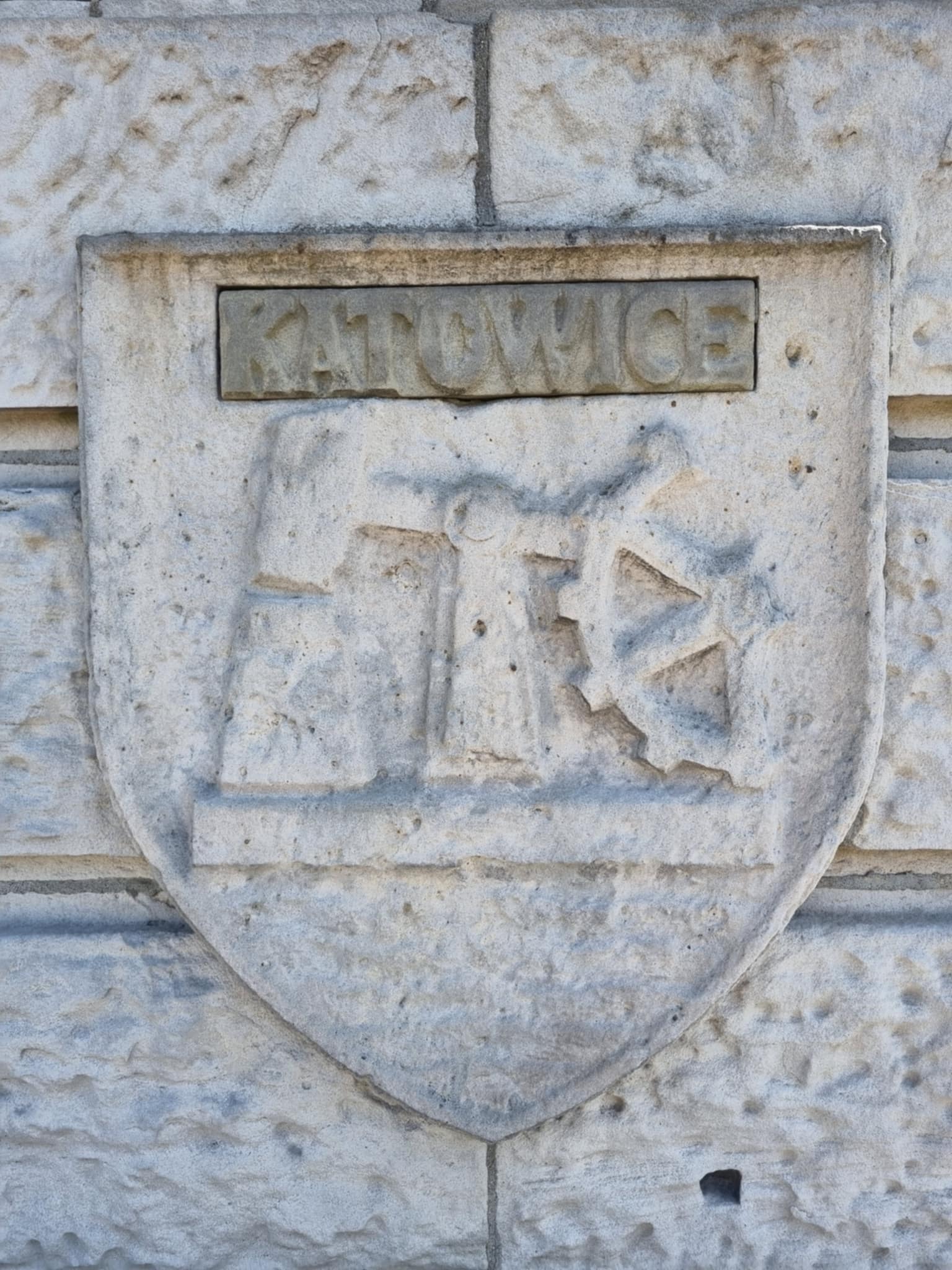 Herby Katowic na pylonach bramy do WP Ki W 5
