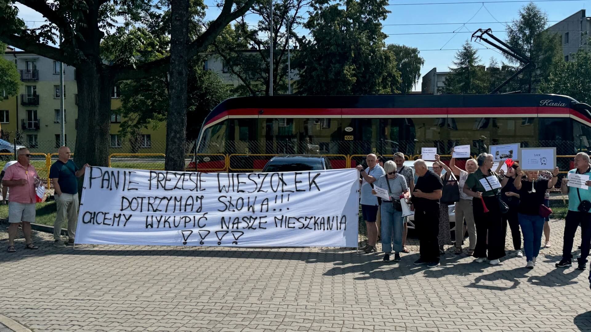 Mieszkańcy Zabrza pod siedzibą SRK