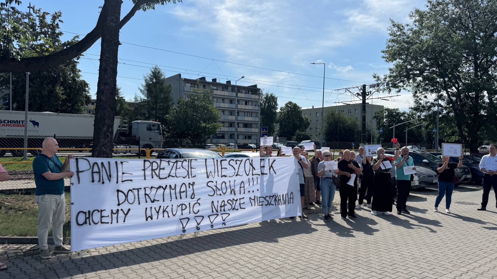 Mieszkańcy Zabrza, pod SRK przyjechali z licznymi hasłami protestacyjnymi