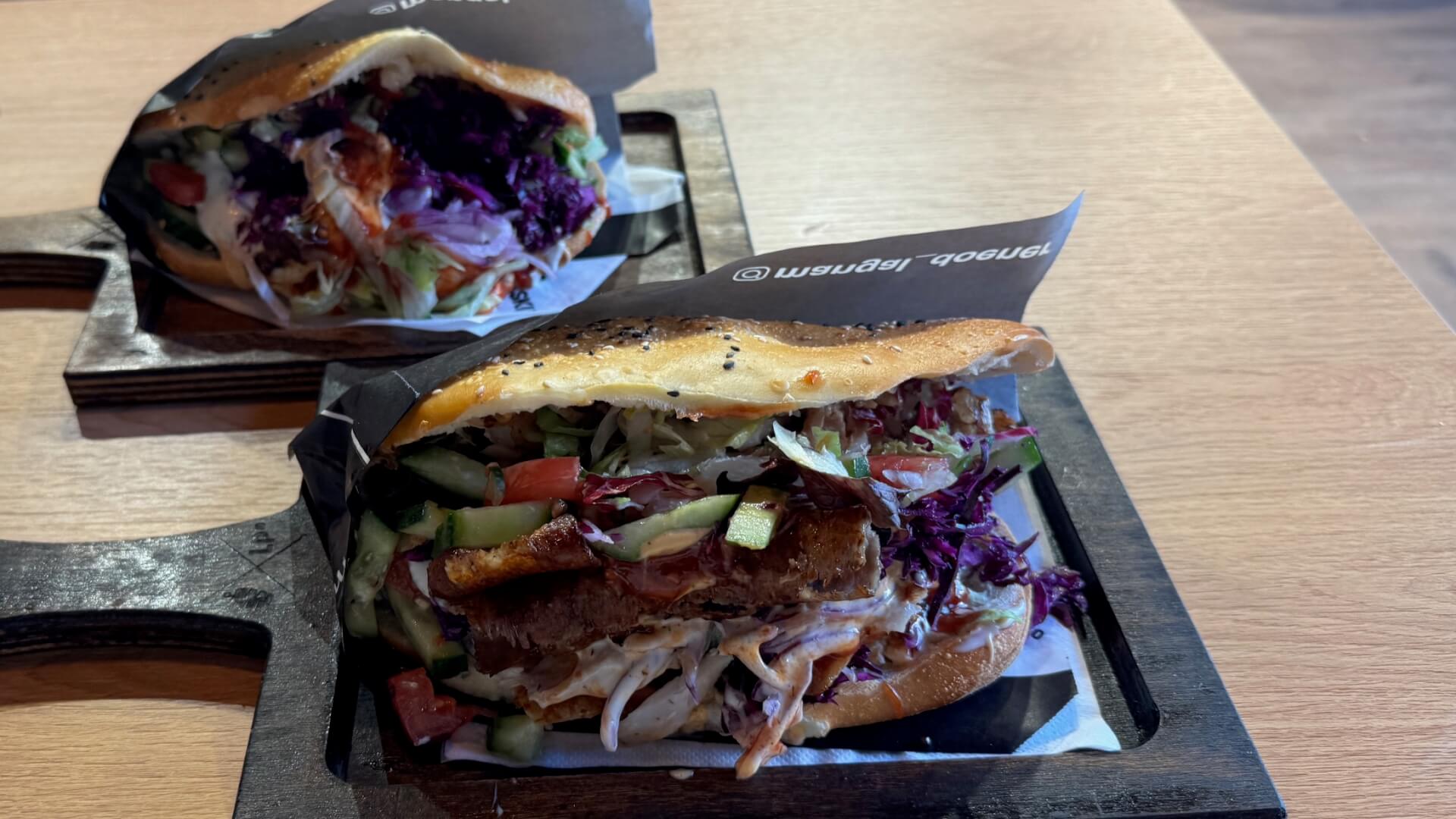 Poldi's Sandwich z mięsem i z falafelem