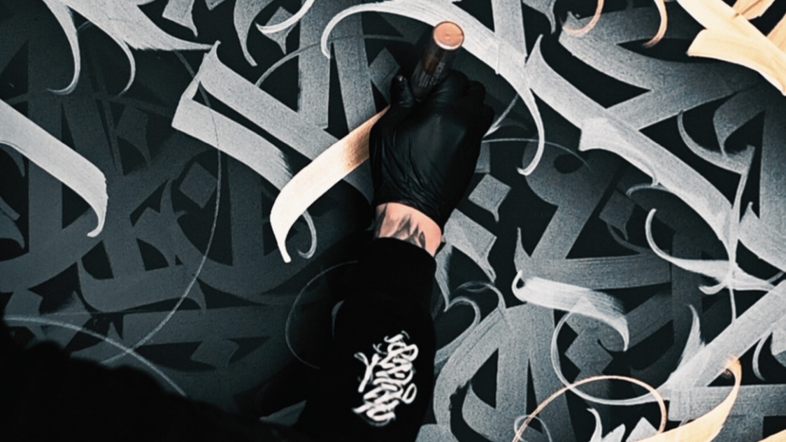 Oskar Piec z Bytomia tworzy calligraffiti