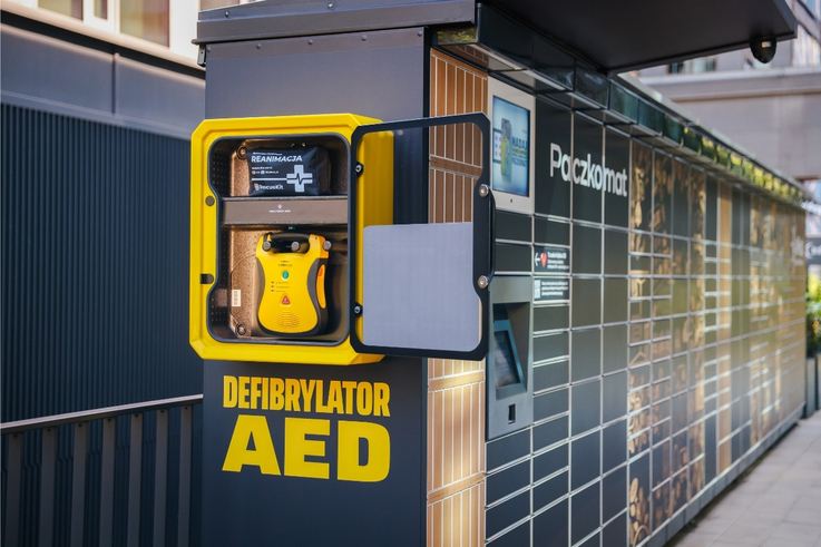 InPost chce pomóc ratować ludzkie życie. Firma nawiązała współpracę z Centrum Ratownictwa i zamontuje na paczkomatach maszyny do AED
