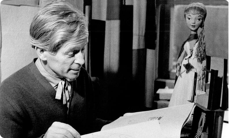 Jan Dorman w gabinecie, z lalką ze spektaklu „Dziadek do orzechów”