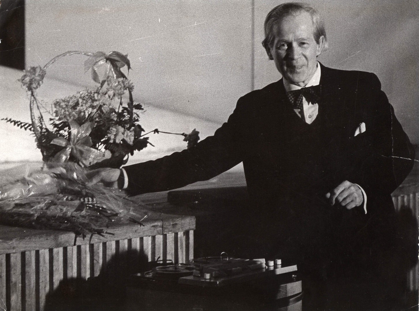 Jan Dorman z koszem kwiatów