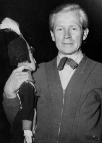 Jan Dorman i lalka Żołnierza ze spektaklu „Krzesiwo”