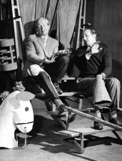 Jan Dorman w śród dekoracji i lalek do spektaklu „Przygody Wiercipięty”