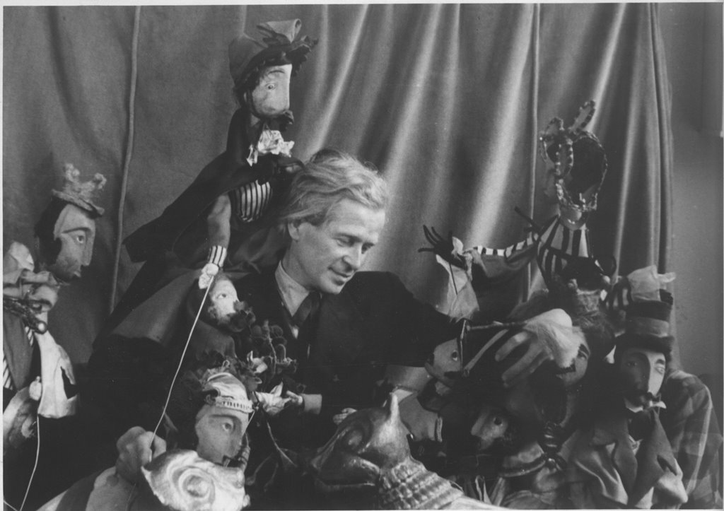 Jan Dorman na scenie wśród lalek