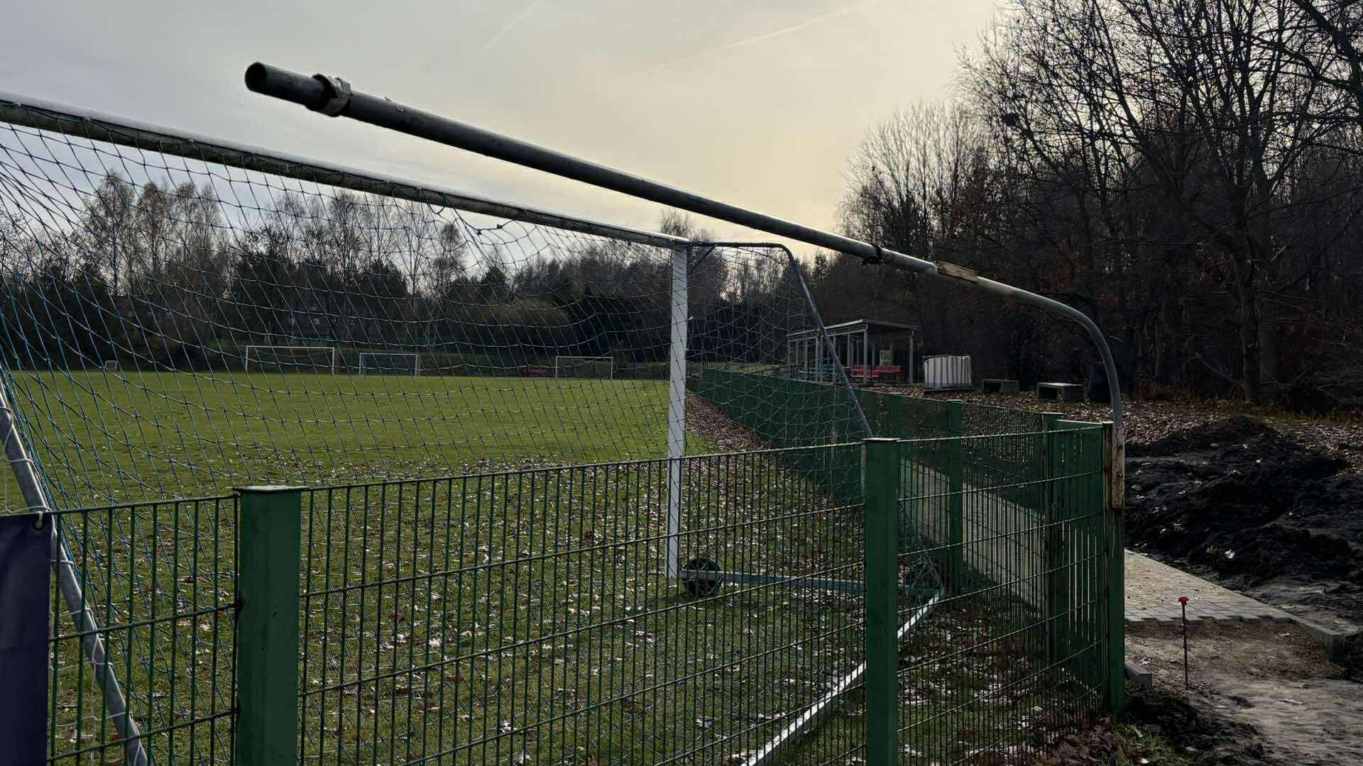 Jaworzno-Ciężkowice. Dewastacja oświetlenia boiska L. K. S. «Ciężkowianka» i kradzież. 7-8 listopada 2025.