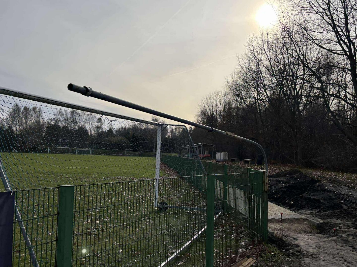 Jaworzno-Ciężkowice. Dewastacja oświetlenia boiska L. K. S. «Ciężkowianka» i kradzież. 7-8 listopada 2025.