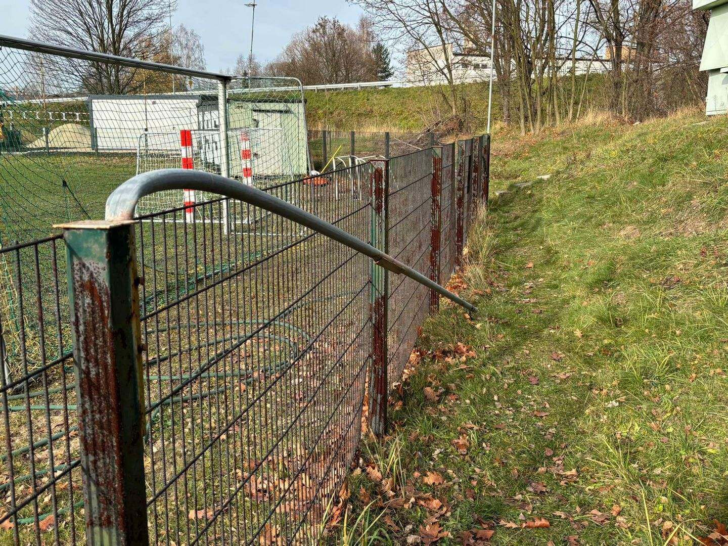 Jaworzno-Ciężkowice. Dewastacja oświetlenia boiska L. K. S. «Ciężkowianka» i kradzież. 7-8 listopada 2025.