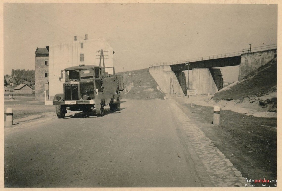 Jęzor (Jenzor). Ulica Mostowa. Wiadukt kolejowy w tle. Jesień 1939.