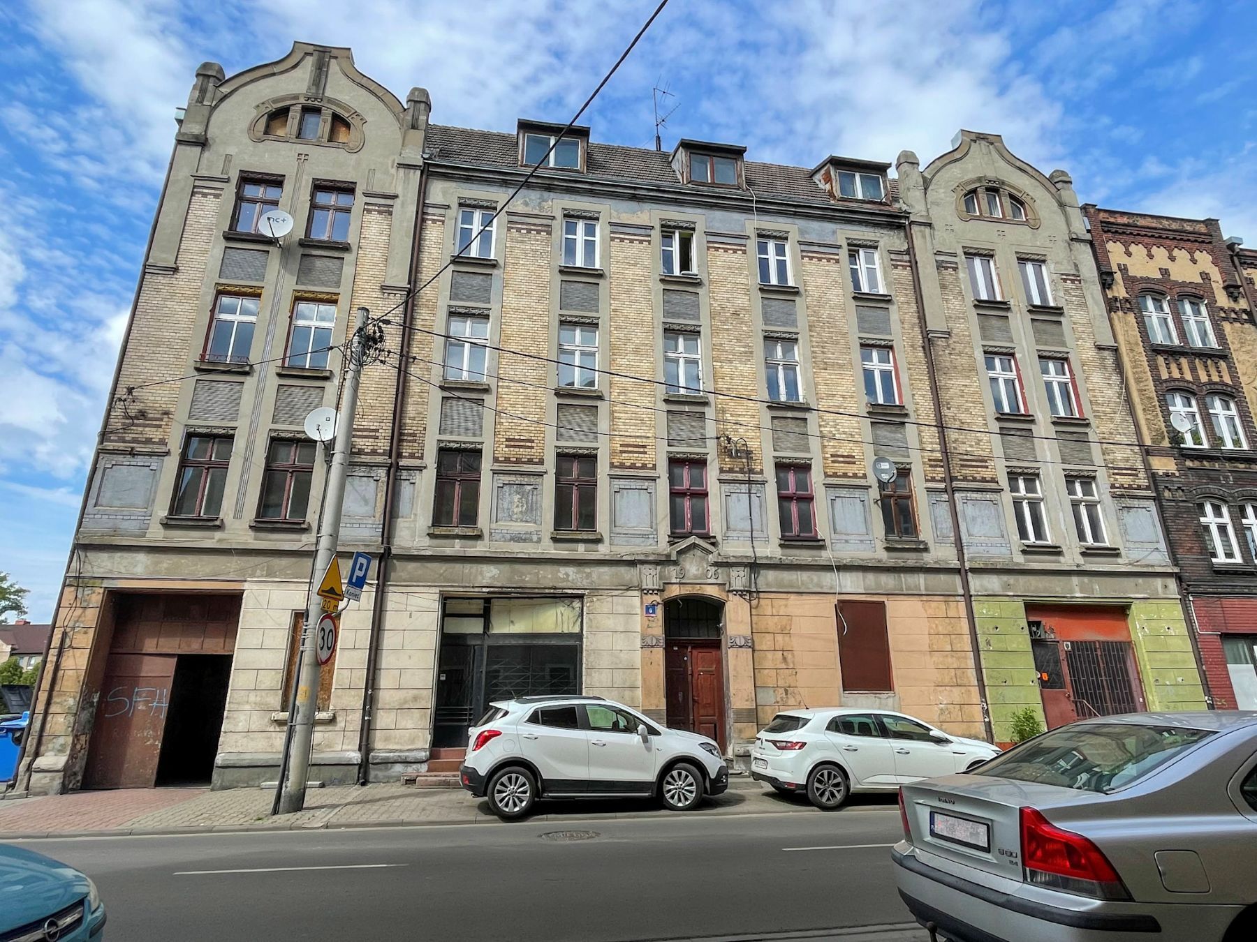 Kamienica ul. 11 Listopada 6 Katowice Szopienice przed remontem